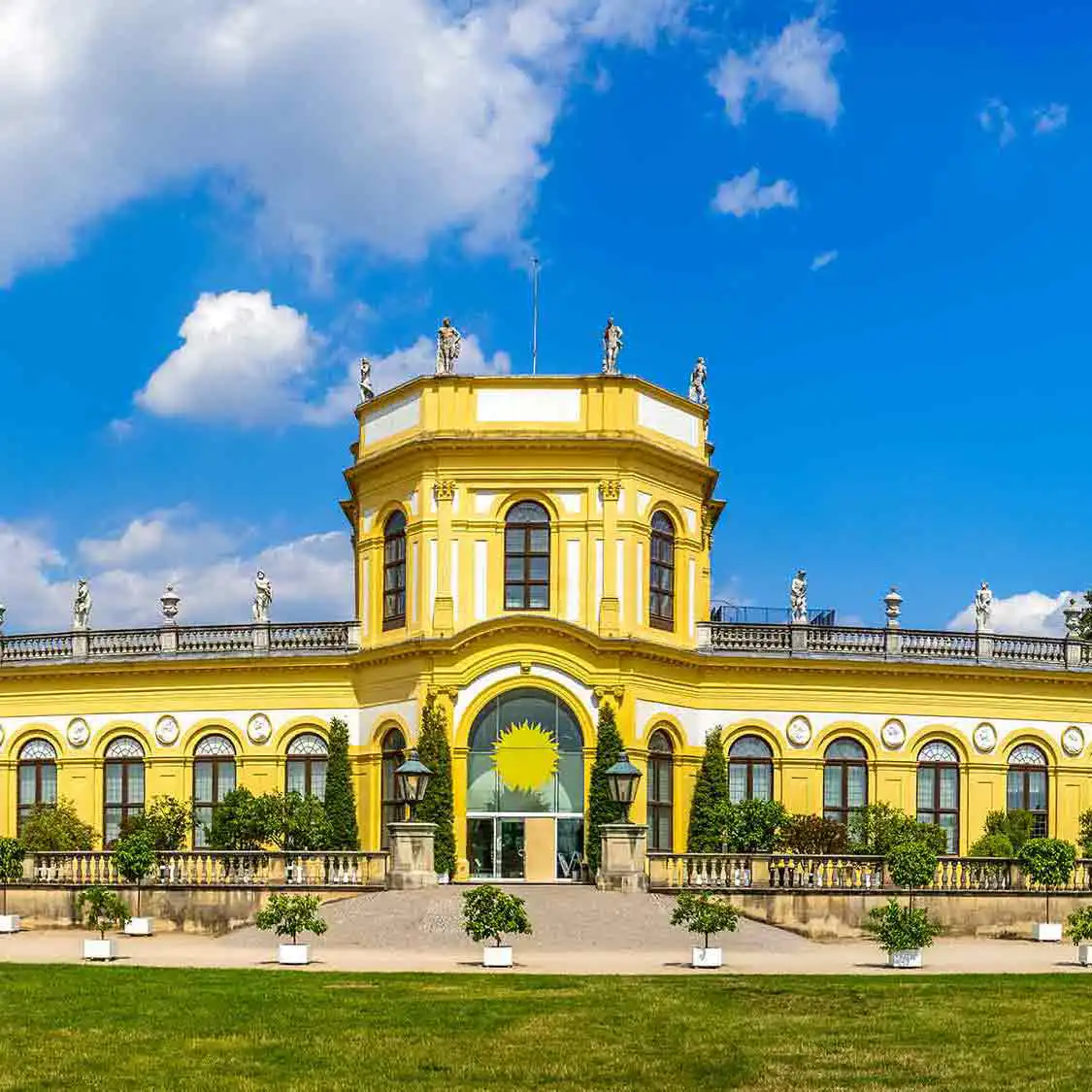 Die Orangerie in Kassel Orangerie in Kassel mit gelbem Anstrich und klarer Architektur