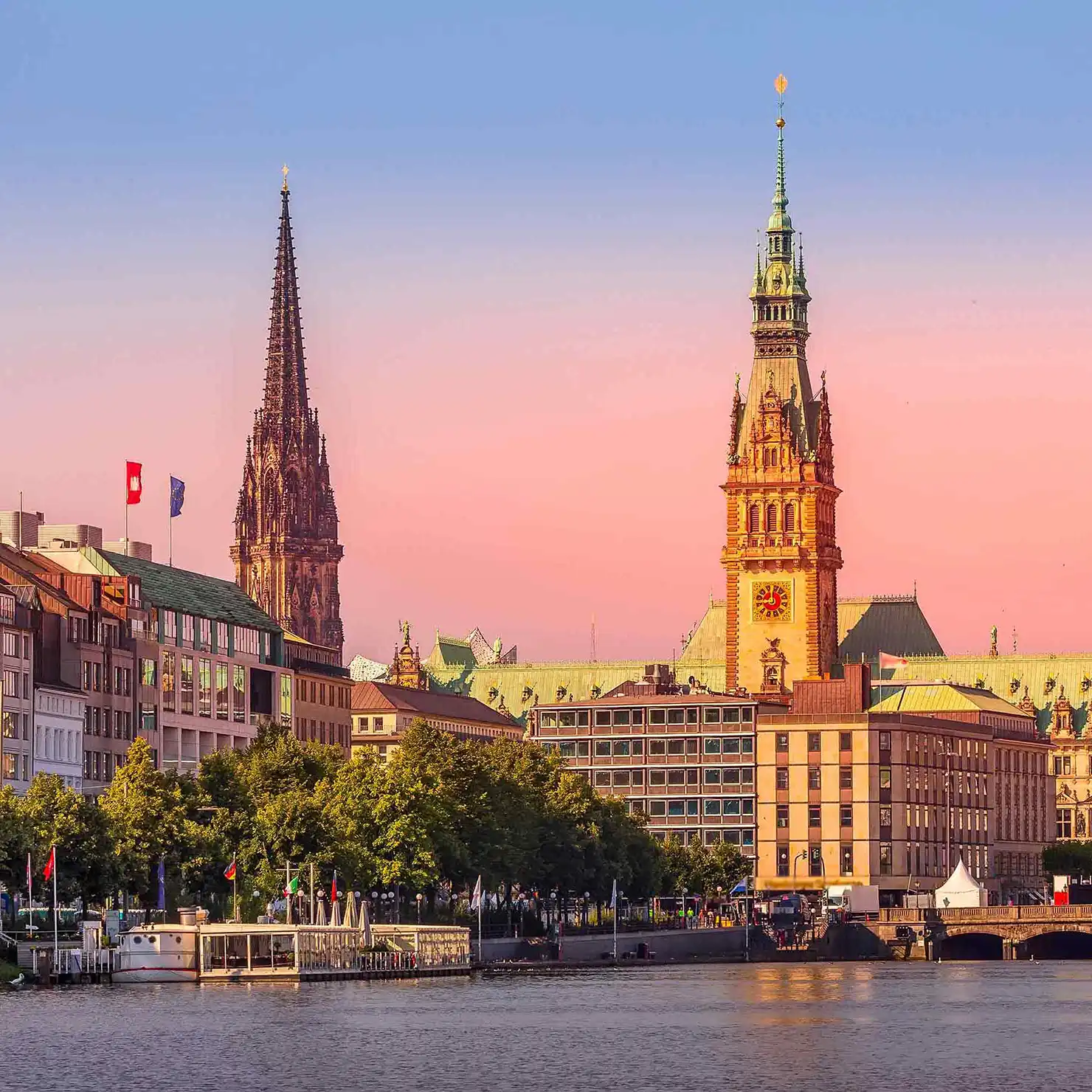 Abendstimmung in Hamburg Hamburger Rathaus und St. Nikolai Kirche bei Sonnenuntergang