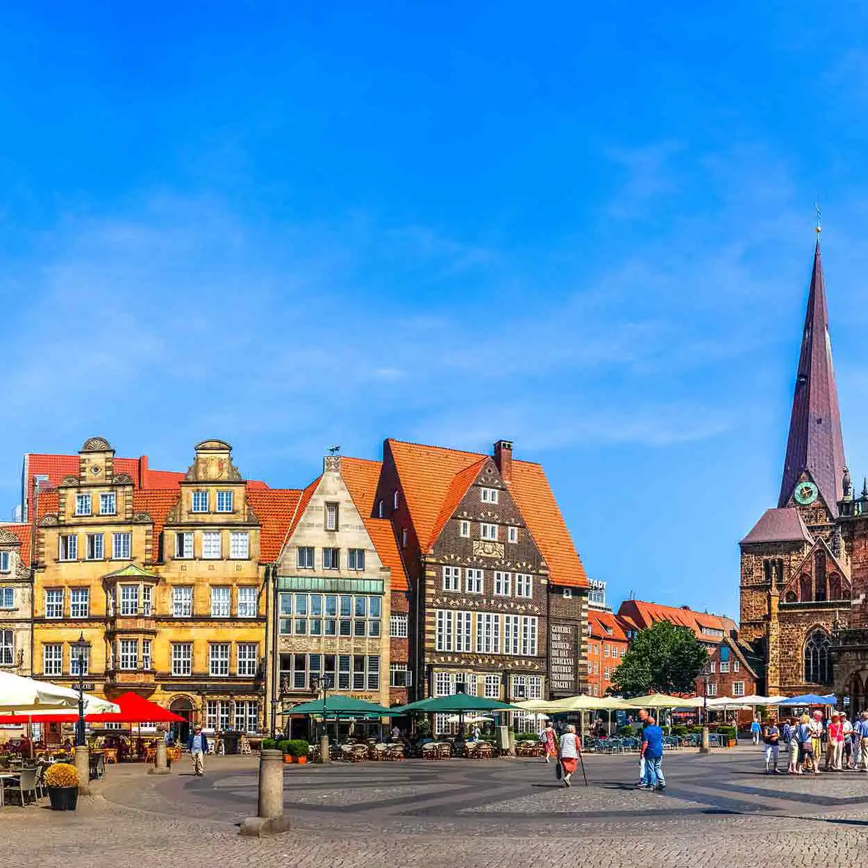 Bremer Marktplatz mit Giebelhäusern Historischer Marktplatz in Bremen mit den charakteristischen Giebelhäusern und der Kirche Unser Lieben Frauen