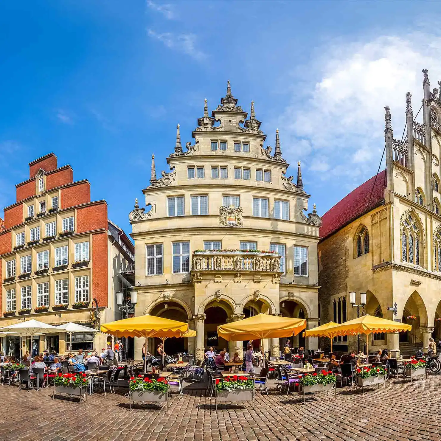 Historische Gebäude und Straßencafés auf dem Prinzipalmarkt in Münster