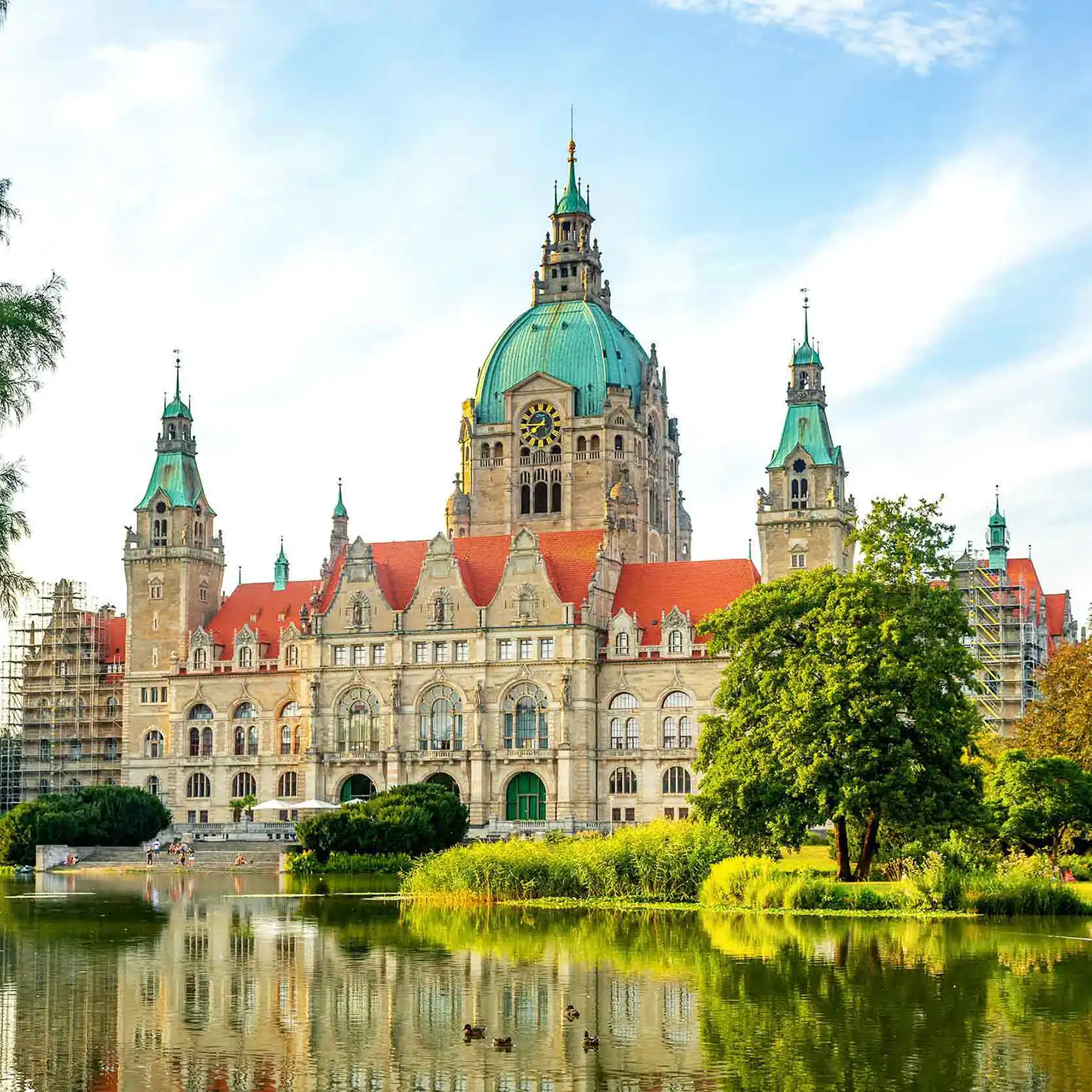 Historisches Rathaus in Hannover Neues Rathaus in Hannover mit Spiegelung im Teich