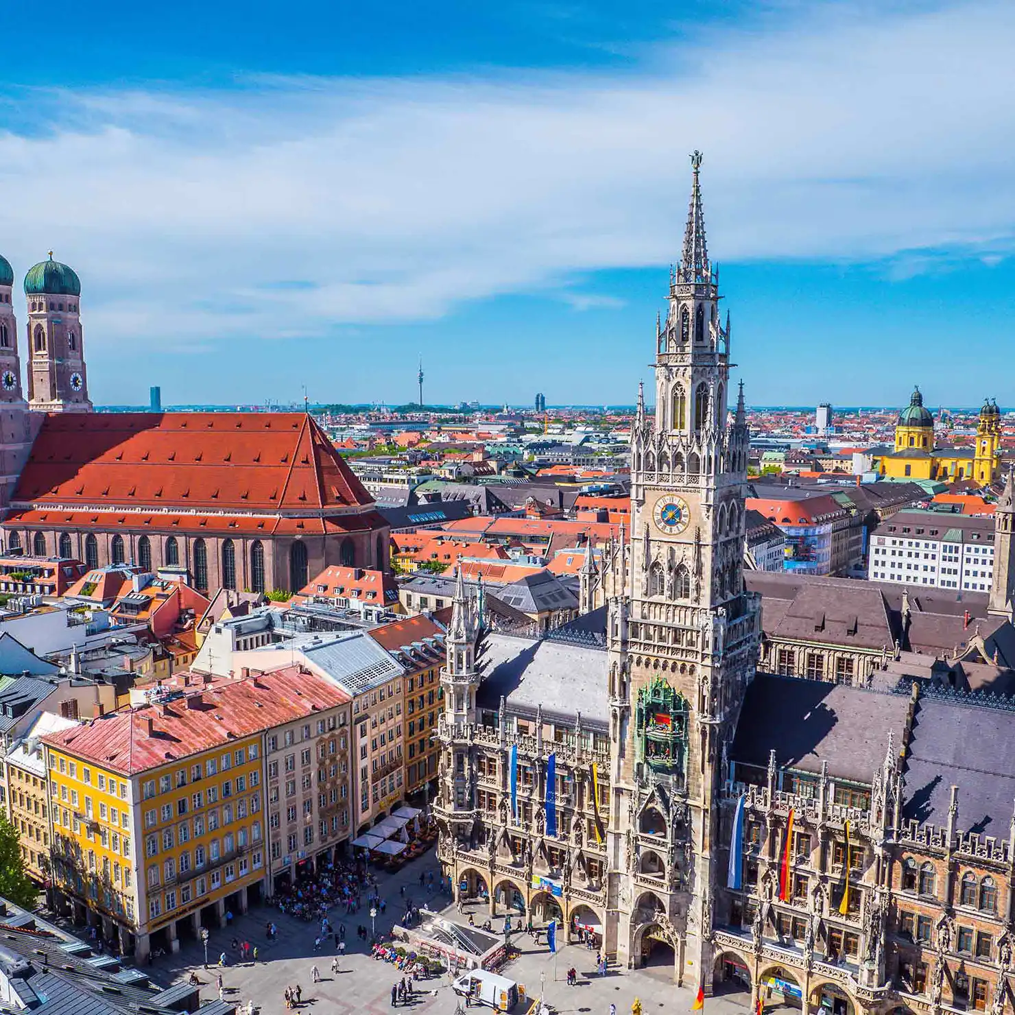 Neues Rathaus und Marienplatz in München Das Neue Rathaus am Marienplatz in München bei strahlend blauem Himmel